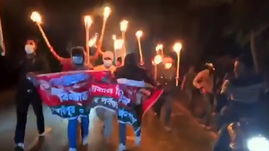 মধ্যরাতে ঢাকা-বরিশাল মহাসড়কে নিষিদ্ধ ছাত্রলীগের মশালমিছিল